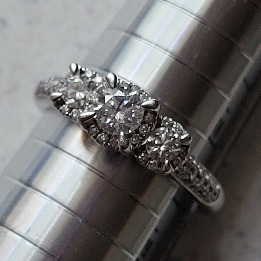 14k white gold and diamond ring. Sz 8.25